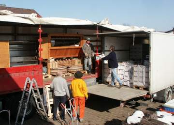 Verladen einer Getreidemühle und Babynahrung