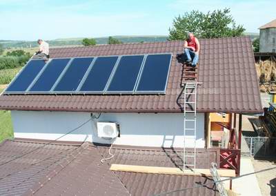 Die neue Solaranlage im Kinderheim Dobreni/Rumänien. Auf dem Dach: Klaus Fitz und Georg Henrich, die mit Andreas und Arvid die Anlage aufgebaut haben. Schon nach 1 Stunde waren schon fast 60 Grad im Kollektor und 40 im 1000-l Speicher.