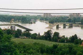Novi Sad: Eine durch NATO-Luftangriffe zerstörte Donaubrücke