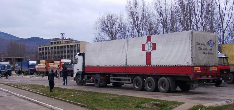 Archivbild : Unser Lastzug auf dem Zollhof in Mitrovica
