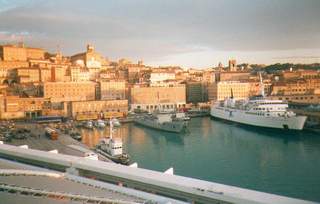 Blick von der Fähre auf den Hafen von Ancona
