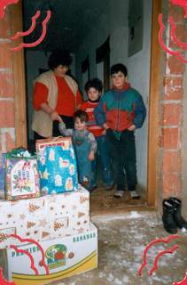Weihnachtspakete für eine Witwe und ihre Kinder