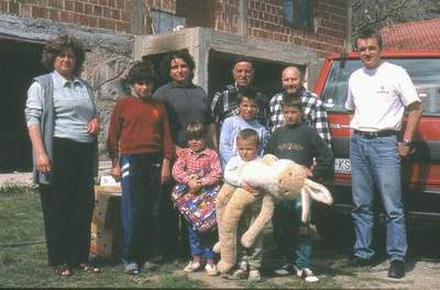 Peter Hoffmann und Chrstian  Bauer mit einer Familie in einem  Dorf bei Mitrovica