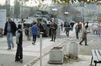 Mitrovica: KFOR sichert die Brcke zwischen albanischen und serbischen Stadtteil