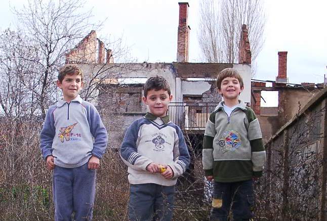 Jungen spielen in den Trümmern von Mitrovica