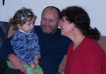 Peter und Maria Hoffmann mit Pflegekind Fedane